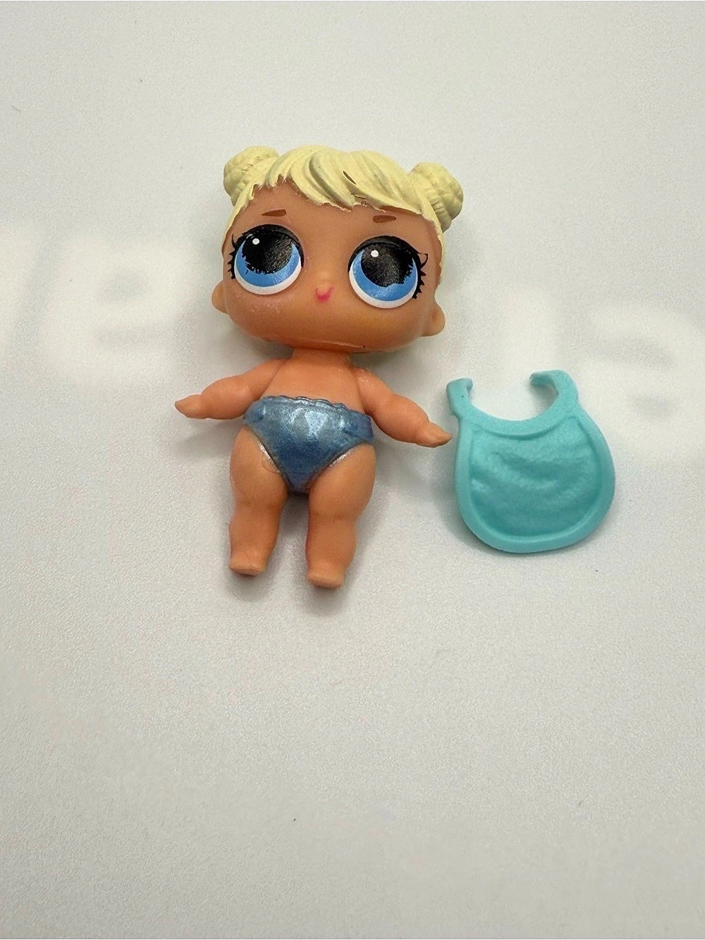 L.O.L. Surprise! Doll toy Lil Sisters Series 2 - Lil Curious Q.T & bib